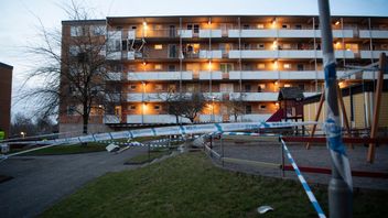 Platsen för explosionen i Husby morgonen efter smällen. Explosionen detonerade på fjärde våningen och en mängd fönster krossades på den intilliggande gården. Foto: Fredrik Sandberg/TT