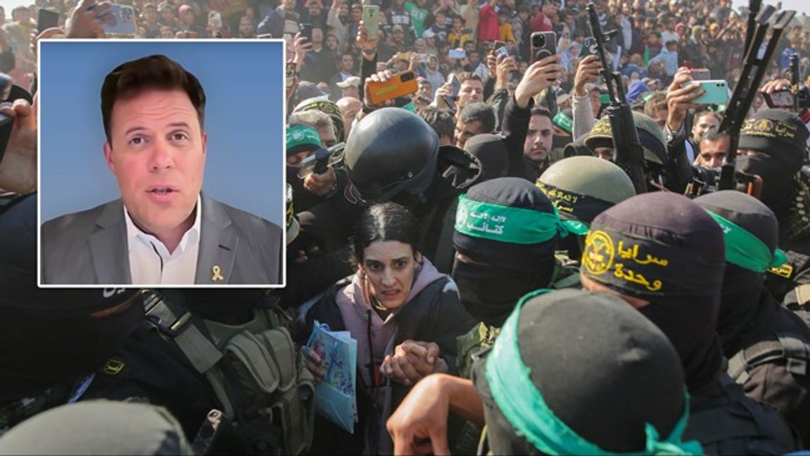 Jonathan Conricus säger att så länge inte Egypten förmås dra undan sitt stöd till Hamas, kommer inte Hamas att ge upp. På bilden syns hur den israeliska gisslan Arbel Yehoud visas upp inför jublande palestinier när hon släpptes av Hamas tidigare i år. Foto: AP/Jonathan Conricus