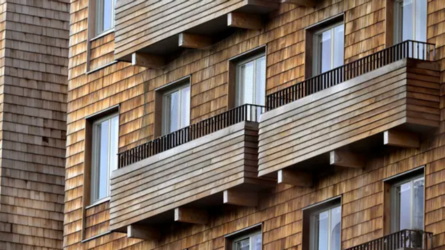 Genrebild. Ett barn i Mölndal föll från en balkong och har förts till sjukhus. Foto: Janerik Henriksson/TT