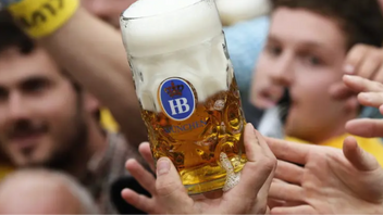 Gratis öl ska locka väljare i tyska Duisburg. Genrebild. Foto: Matthias Schrader/AP/TT 