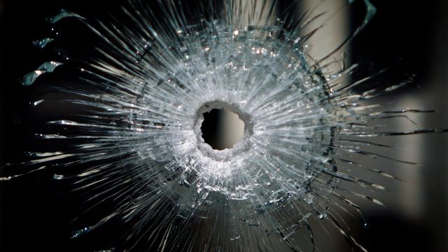 En 19-åring har anhållits misstänkt för skottlossning mot en lägenhetsdörr i Västerås under lördagskvällen. Foto: Ricardo Arduengo/AP/TT