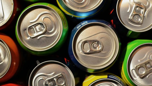Genrebild. Max en tredjedels burk energidryck om dagen – det är Livsmedelsverkets nya rekommendation till unga. Foto: Pexels
