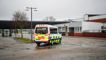 En person på skolan ska ha blivit skadad av en yxa, troligen lindrigt. Polisen har kunnat gripa mannen. Foto: Adam Ihse/TT. 