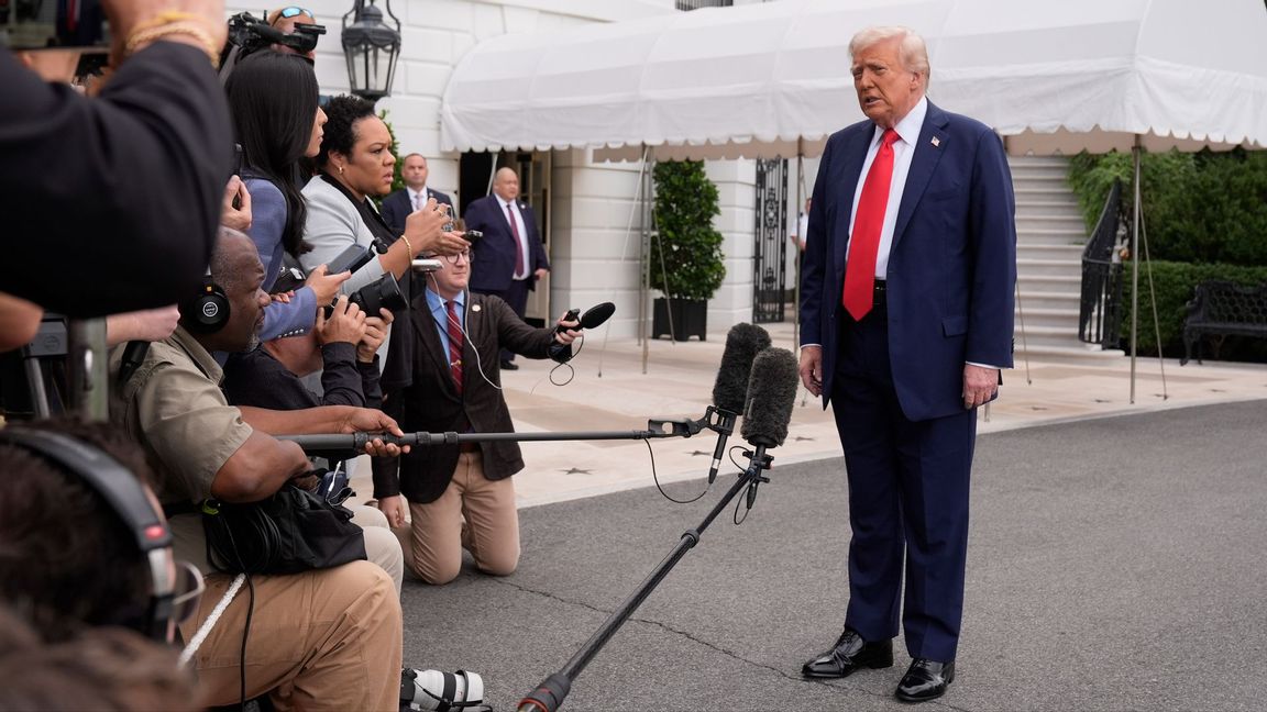 Donald Trump fortsätter strida med media genom en ny katalogisering av felaktiga artiklar. Foto: Mark Schiefelbein/AP/TT