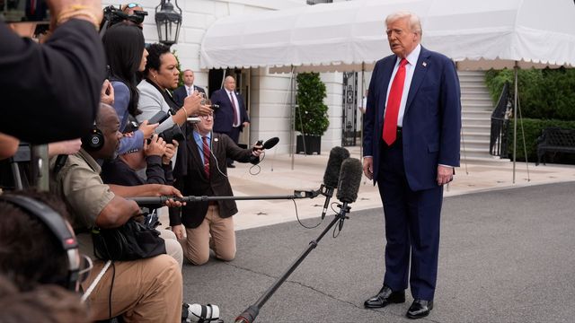 Donald Trump fortsätter strida med media genom en ny katalogisering av felaktiga artiklar. Foto: Mark Schiefelbein/AP/TT