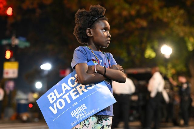 En flicka utanför Howard University i Washington, där anhängare följer rösträkningen. Terrance Williams/AP/TT