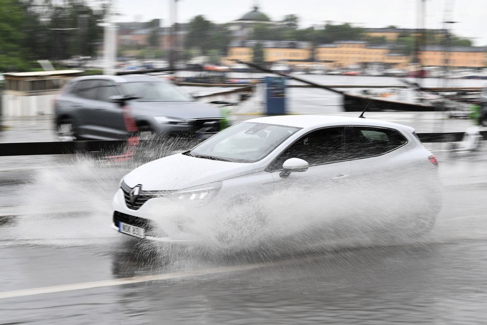 Kraftiga regnskurar drar in över landet på måndagen, enligt SHMI. Arkivbild. Foto: Anders Wiklund/TT