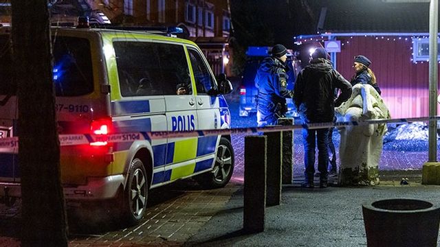 Polis på plats efter mordet på Salwan Momika. Bild: Foto: Stefan Jerrevång / TT