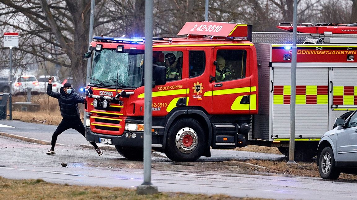 Kravallerna urartade i många svenska städer. Foto: Stefan Jerrevång/TT