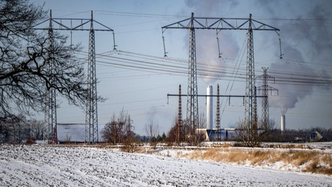 Kraftledningar i snö och kyla utanför Malmö. Foto: Johan Nilsson/TT.