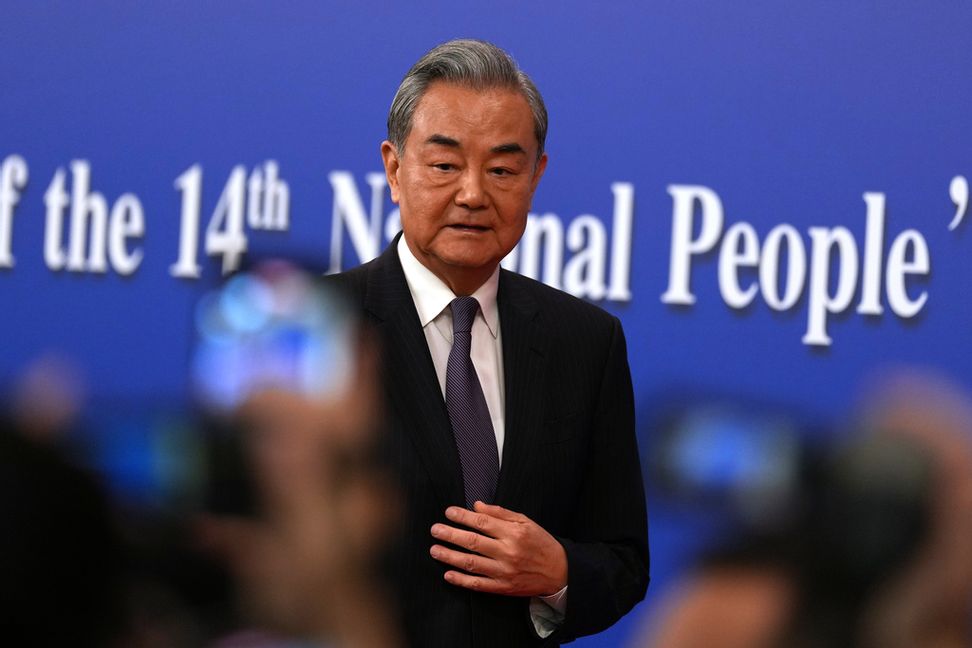 Kinas utrikesminister Wang Yi lämnar pressträffen vid den årliga folkkongressen i Peking. Ng Han Guan/AP/TT