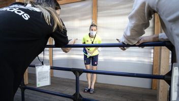 Nathalie Björn, på behörigt avstånd från journalisterna, under söndagens pressträff i OS-byn i Tokyo. Foto: Björn Larsson Rosvall/ TT 