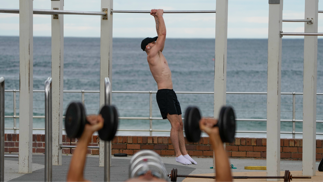 Genrebild. Män tränar på ett utegym på Bondi Beach, Sydney. Foto: Mark Baker/AP/TT