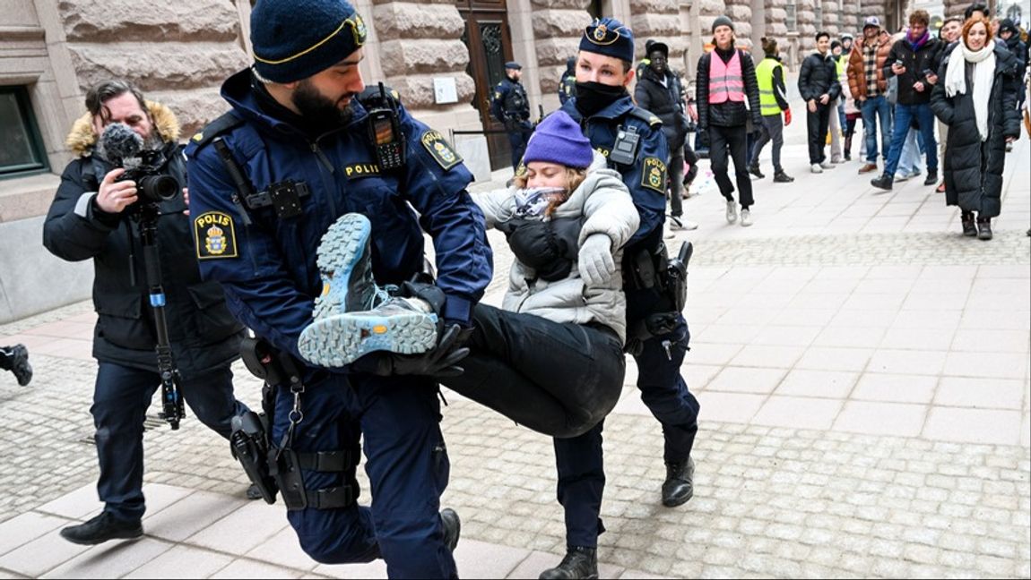 Greta Thunberg bortburen av polis. Foto: Fredrik Sandberg