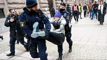 Greta Thunberg bortburen av polis. Foto: Fredrik Sandberg