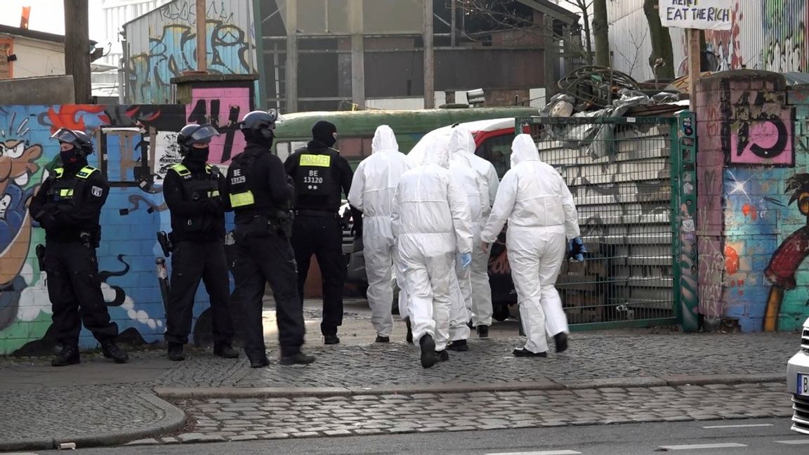 Tysk polis i stadsdelen Friedrichshain i Berlin, i jakt på Ernst-Volker Staub och Burkhard Garweg som båda tillhör Baader-Meinhof-ligan. Foto: PAUL ZINKEN/AP/TT