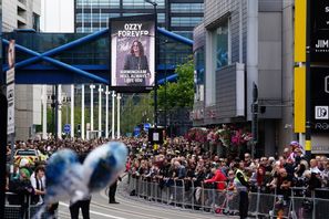 Tusentals fans väntar på Broad Street i Birmingham för att hylla och sörja Osbourne. Foto: Jacob King/AP/TT