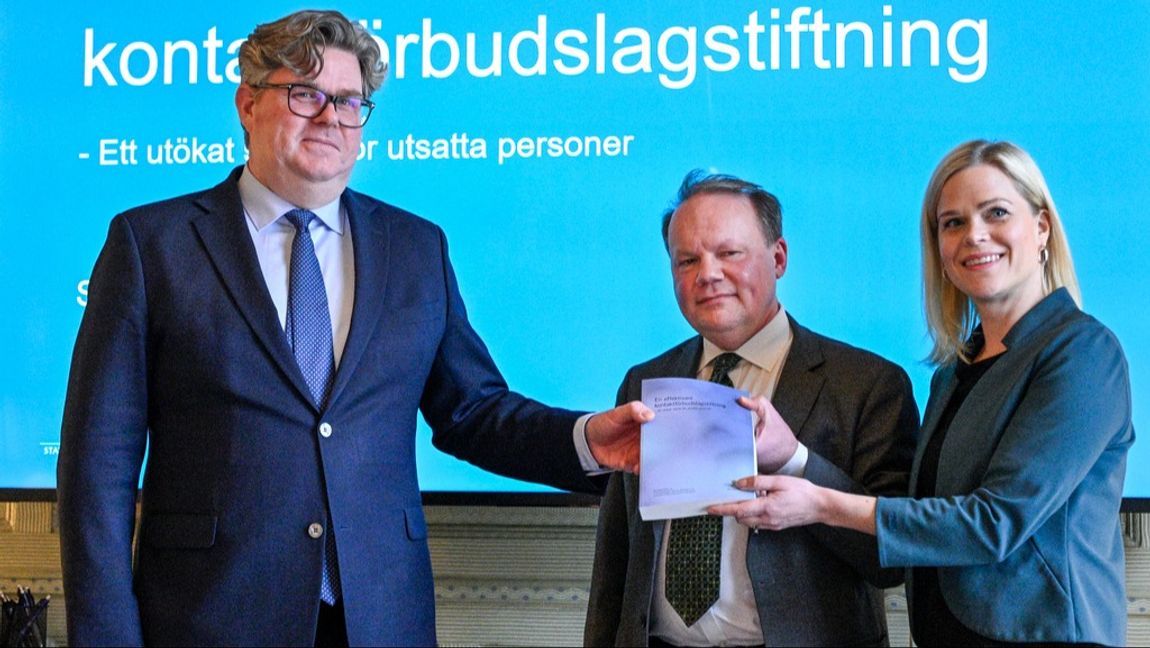 Justitieminister Gunnar Strömmer (M) och jämställdhetsminister Paulina Brandberg (L) under en pressträff där de tar emot betänkandet av utredningen om en översyn av kontaktförbudslagstiftningen. I mitten särskilda utredaren Lars Wallinder. Foto: Anders Wiklund/TT