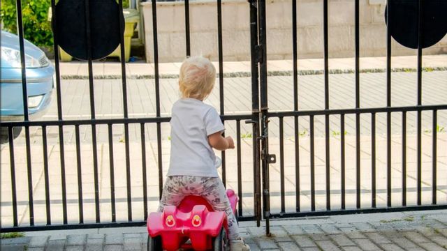 Låsta grindar mot gatan blir allt vanligare hos Stockholms bostadsrättsföreningar där otryggheten ökar. Foto:  TT/ Arkivbild