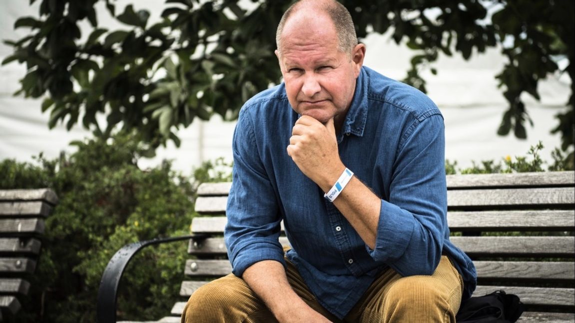 Dan Eliasson poserar med sitt tafsa inte-armband i Almedalen 2016. Foto: Lotte Fernvall/Aftonbladet/TT