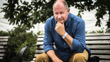 Dan Eliasson poserar med sitt tafsa inte-armband i Almedalen 2016. Foto: Lotte Fernvall/Aftonbladet/TT