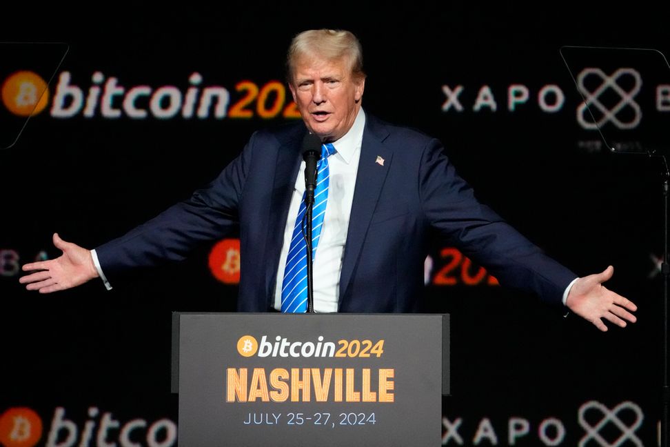 Att främja kryptovalutor och finansiella avregleringar var en del av president Donald Trumps vallöften inför segern i presidentvalet den 5 november i fjol. Arkivbild. Foto: Mark Humphrey AP/TT