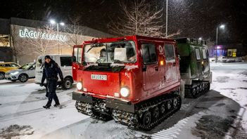 En av räddningstjänstens bandvagnar utanför Lågehallarna i Hörby, som råder som evakueringslokal. Foto: JOHAN NILSSON/TT