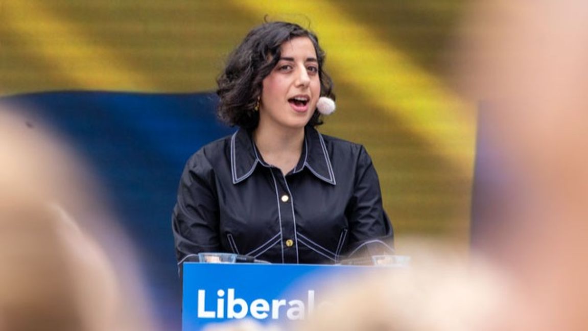 Simona Mohamsson (L). Foto:  Bene Riobó, CC BY-SA 4.0, via Wikimedia Commons.