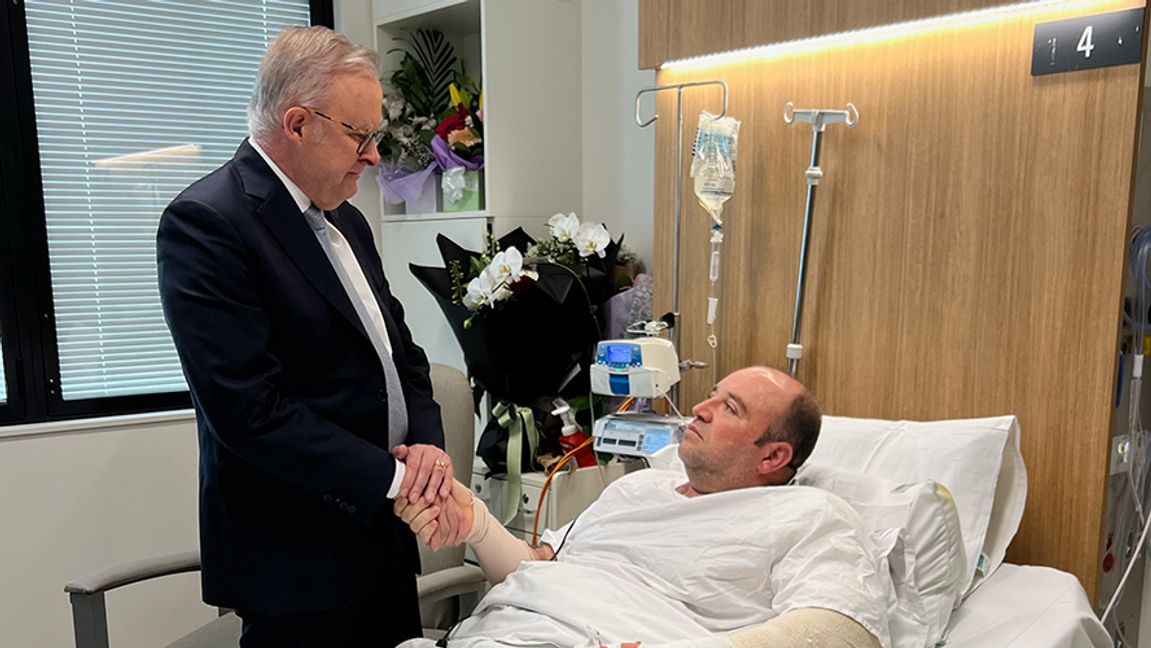 Australiens premiärminister Anthony Albanese och Ahmed al Ahmed, som avväpnade en av terroristerna under attacken vid Bondi Beach. Foto: Australiens regering via AP/TT