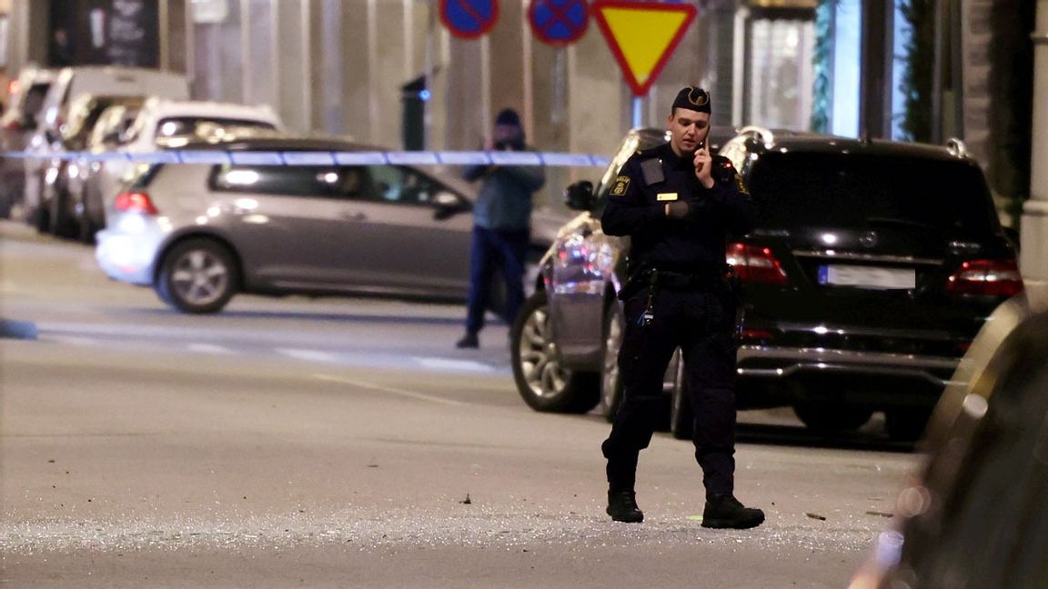 Glassplitter på gatan efter morgonens kraftiga explosion i centrala Malmö. Foto: Andreas Hillergren/TT