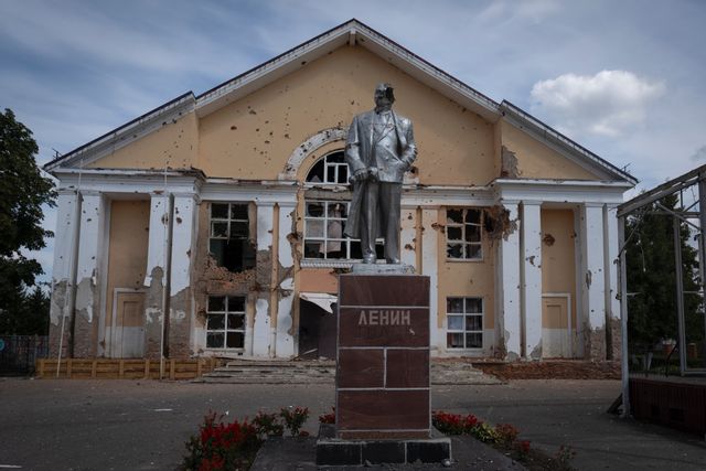 Ett skadat monument av Sovjetunionens grundare Vladimir Lenin på ett torg i staden Sudzja i ryska Kurskregionen. Bild från i augusti. AP/TT