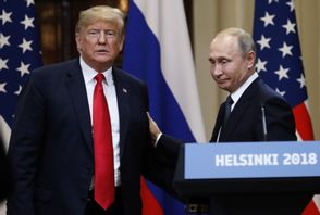 Donald Trump och och Vladimir Putin vid deras möte i Helsingfors 2018, under Trumps första mandatperiod. Alexander Zemlianichenko/AP/TT