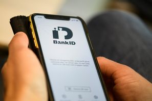 En förbättrad process för att utfärda mobilt bank-id och införandet av beloppsbegränsningar vid betalningar har haft god effekt i arbetet mot bedrägerier, enligt Bankföreningen. Foto: Oscar Olsson/TT