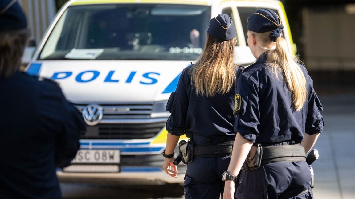 Poliser på plats i Hässelby. Foto: Fredrik Sandberg//TT