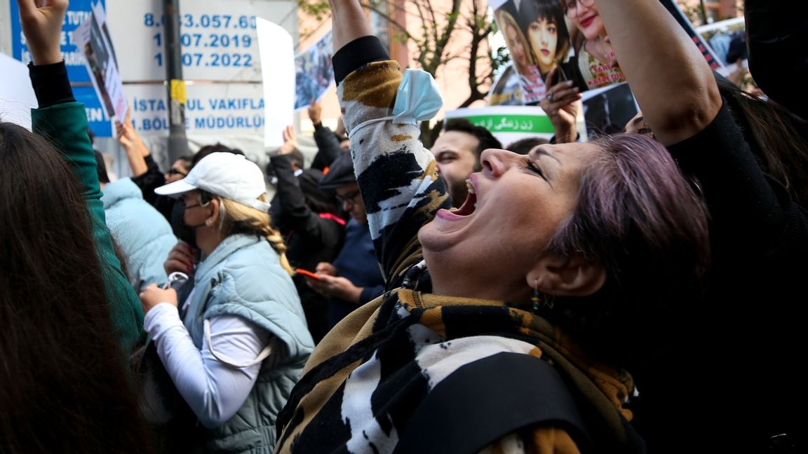 Demonstrationer mot regimen i Iran i Istanbul. Foto: Emrah Gurel/AP/TT 