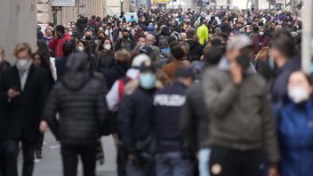 Flanörer på Via del Corso i Rom tidigare i januari. Foto: Gregorio Borgia/AP/TT