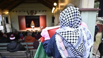 En av de propalestinska demonstranterna under Magdalena Anderssons (S) jultal på söndagen. Henrik Montgomery/TT