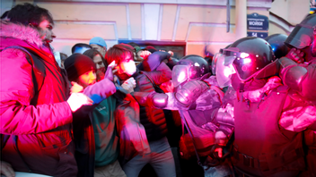 Demonstranter som stöttar den fängslade oppositionspolitikern Aleksej Navalnyj drabbar samman med polis i Sankt Petersburg i slutet av april. Foto: Dmitri Lovetsky/AP/TT