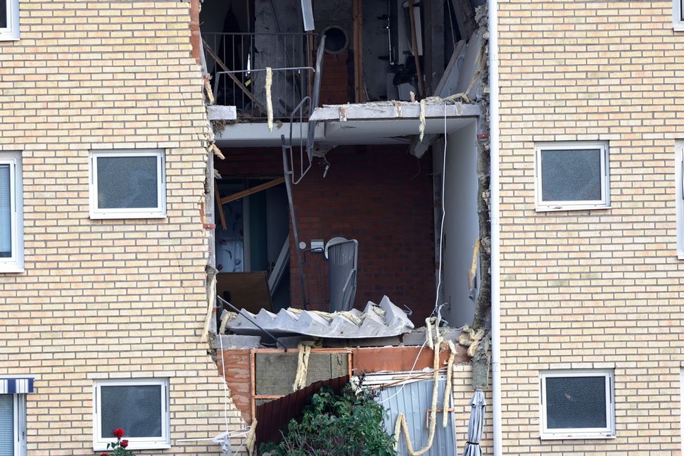 Explosionerna orsakade kraftiga skador, här på bostadshuset i Ekholmen i Linköping den 26 september. Foto: Stefan Jerrevång/TT