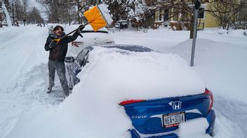 Christian Parker försöker skotta fram sin bil i Buffalo igår morse 26 december. Foto: Craig Ruttle/AP/TT