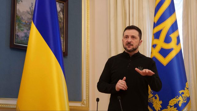 Ukrainas president Volodymyr Zelenskyj pratar med journalister under en presskonferens i Kiv onsdagen den 26 februari 2025. Foto: AP Photo/Evgeniy Maloletka