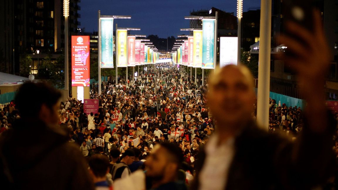 Kan kombinationen hög vaccinationsgrad och hög smittspridning leda till att vaccinresistenta varianter sprids innan flockimmunitet uppnås? På bilden, supportrar utanför Wembley, London, under EM-finalen. Foto: David Cliff/AP/TT