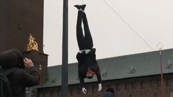 En Erdoğan-docka hängdes upp utanför stadshuset på torsdagsmorgonen. Foto: Skärmabild Rojavakommittéerna Twitter