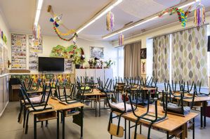 Hundratals ungerska skolor fick evakueras. Skolan på bilden ligger i staden Nyiregyhaza. Arkivbild. Foto: Attila Balazs/AP/TT