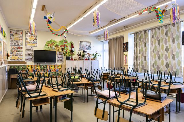 Hundratals ungerska skolor fick evakueras. Skolan på bilden ligger i staden Nyiregyhaza. Arkivbild. Foto: Attila Balazs/AP/TT