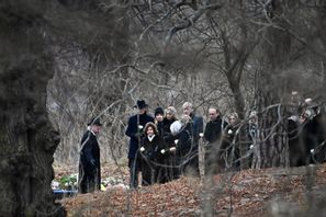 Kung Carl Gustaf och drottning Silvia under prinsessan Birgittas gravsättning vid den kungliga begravningsplatsen i Hagaparken i Stockholm. Begravningen skedde i kretsen av endast familjen och särskilt inbjudna. TT