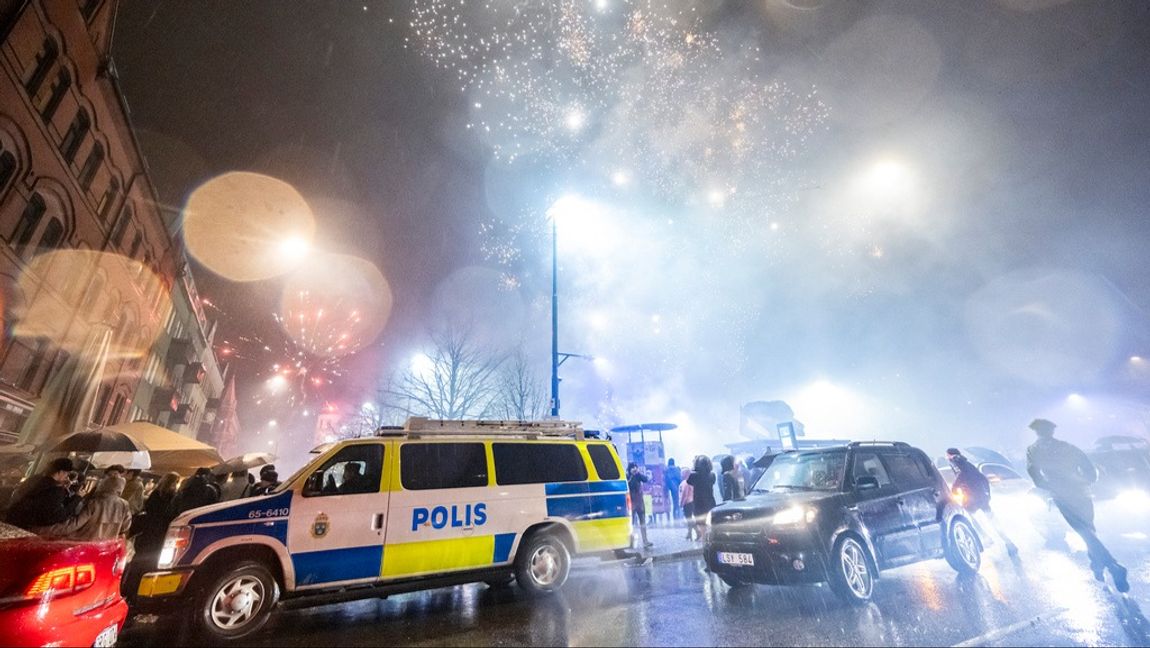Polisen på plats vid ett blött nyår på Möllevångstorget i Malmö. JOHAN NILSSON/TT