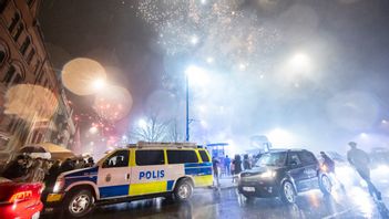 Polisen på plats vid ett blött nyår på Möllevångstorget i Malmö. JOHAN NILSSON/TT