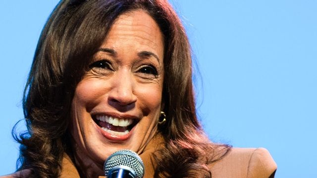 Kamala Harris är just nu ute på en bokturné. Foto: AP