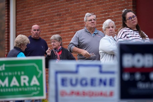 Väljare köar för att få lägga sina röster i Springfield, Pennsylvania på tisdagsmorgonen. Matt Slocum/AP/TT